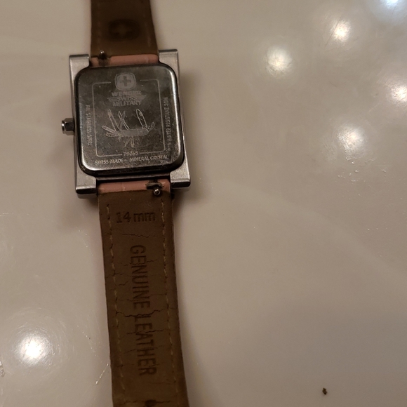Wenger Swiss army watch pink croc band - Picture 5 of 5